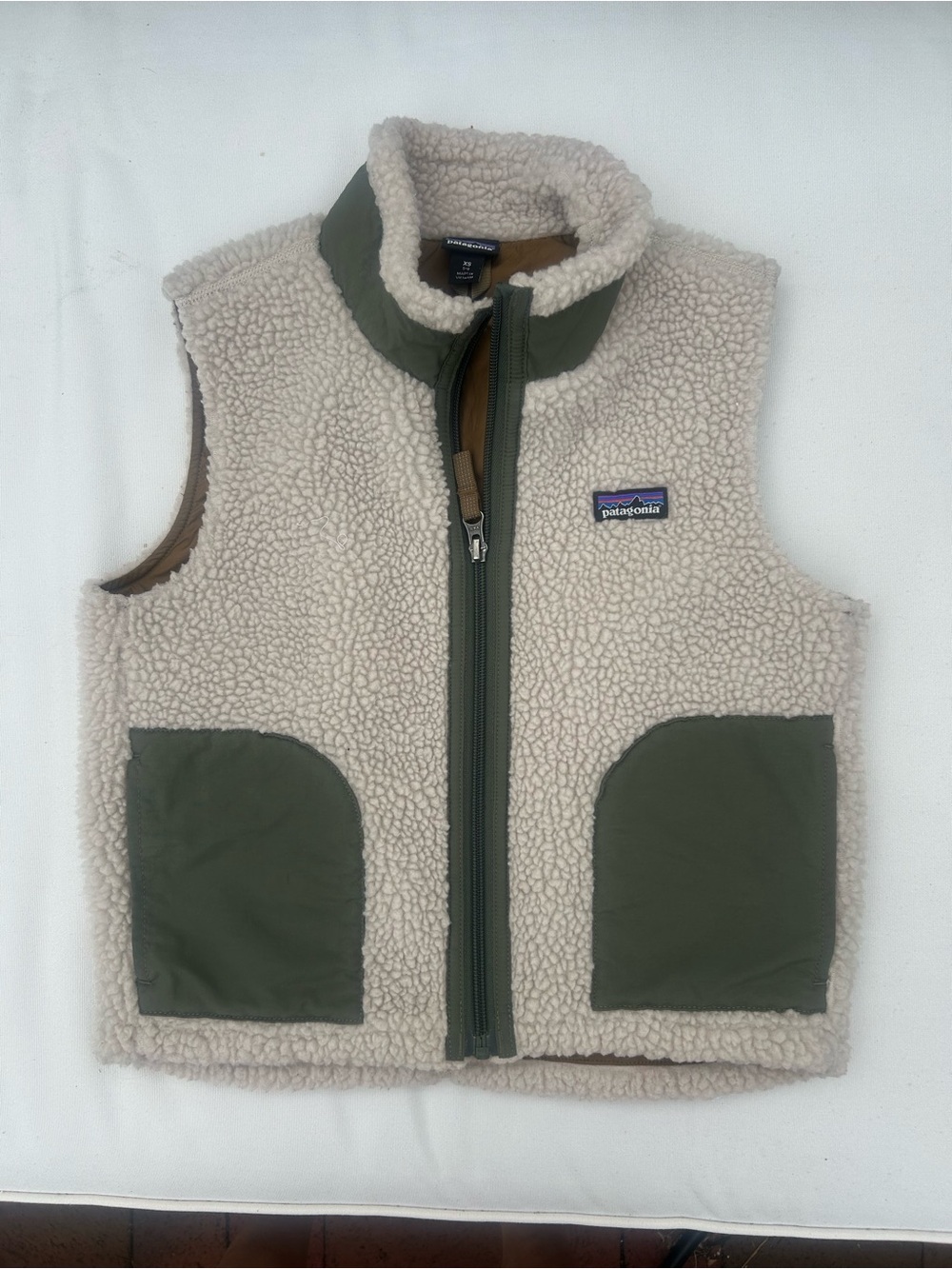 Patagonia Kids Sherpa Fleece Vest in Cream and Olive Green, Kids XS or 5/6,